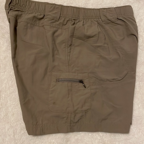 Columbia Women’s Shorts Size Medium Never Worn - Picture 5 of 9